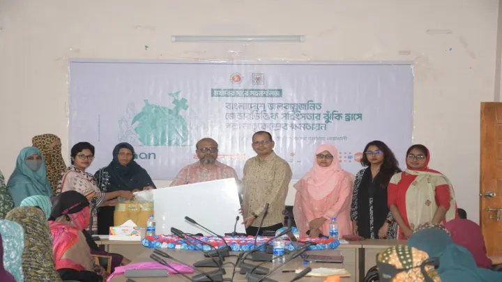 পল্লী মাতৃকেন্দ্রকে কার্যকর ও স্বাবলম্বী করতে উপকরণ বিতরণ